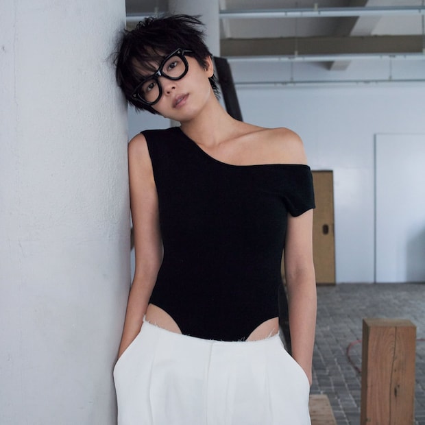 刺激的な肌見せトップスには「ギャラリーガール」なムードの眼鏡やスニーカーが効果的♡