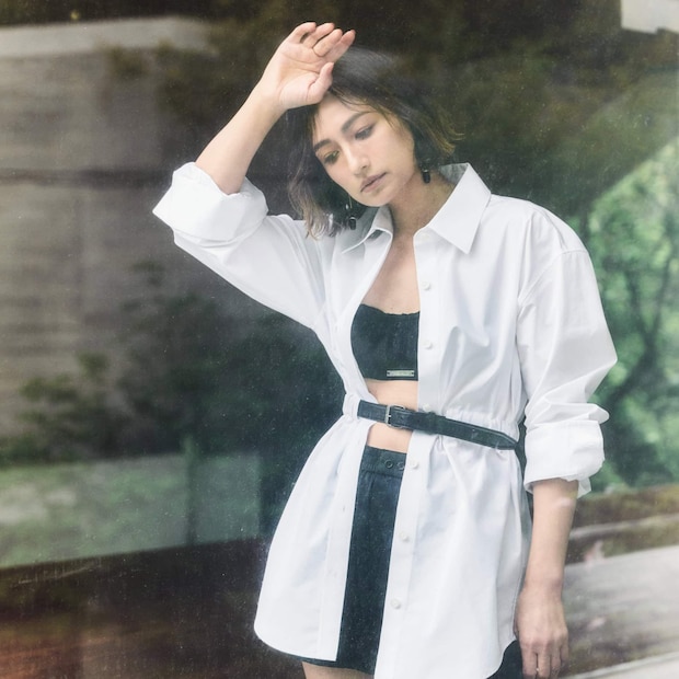 一枚で主役になれる存在感。【 アレキサンダーワン】のデザインシャツでモードな着こなしにトライ！