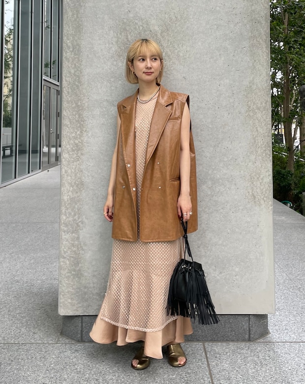 シアー素材を重ねた優秀ワンピで髪の毛まで全身ワントーンコーデ【365日スナップ】渋沢 優さん