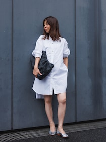 オードリー・ヘプバーンのように。ビッグシャツをワンピ風に【365日スナップ】青山沙起子さん