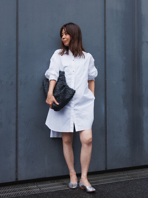 オードリー・ヘプバーンのように。ビッグシャツをワンピ風に【365日スナップ】青山沙起子さん