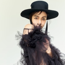 流行のシアーブラウス、40代以上はブラック一択！シックで着まわせる、今季最強トップスかも⁉