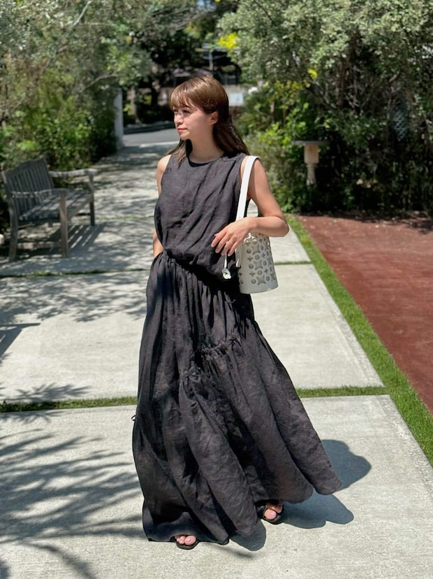 ボリュームたっぷり！ヘンプ素材のワンピースで涼しげモノトーン【365日スナップ】小川ゆりさん