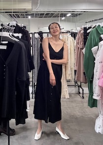 さすがアキラナカ。キャミワンピ1枚で授乳中でもヘルシーに肌見せ【365日スナップ】春海 茜さん