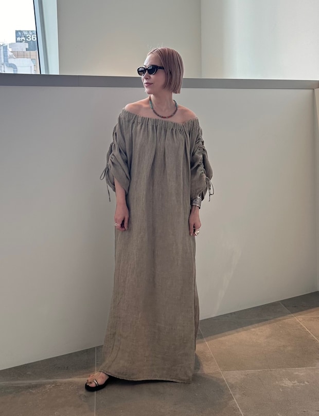 リラックスムードあふれるリネンのワンピースには小物でスパイスを【365日スナップ】松田 恵さん