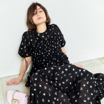 甘さ控えめ。40代以上が「花柄ブラウス」を着るなら【ブラックの刺繍タイプ】が断然オススメです