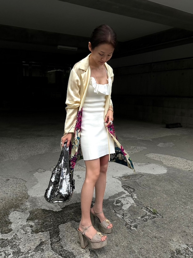 真っ白なミニワンピにバングルをじゃら付け、で夏を堪能！【365日スナップ】安部真理子さん