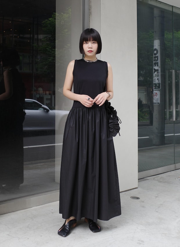 カジュアルなカットソーワンピは小物次第でクールに、モードに【365日スナップ】佐々木理乃さん