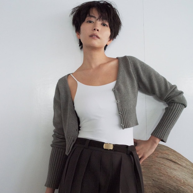 40代以上の肌見せコーデの味方は【ショート丈カーデ・大ぶりジュエリー・バレエシューズ】です！