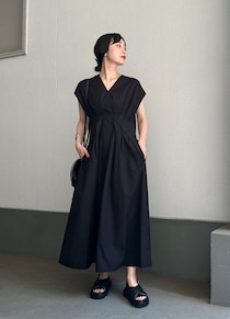 価格も◎。ウエストシェイプのワンピースで美しいブラックコーデに【365日スナップ】坂口慧美さん