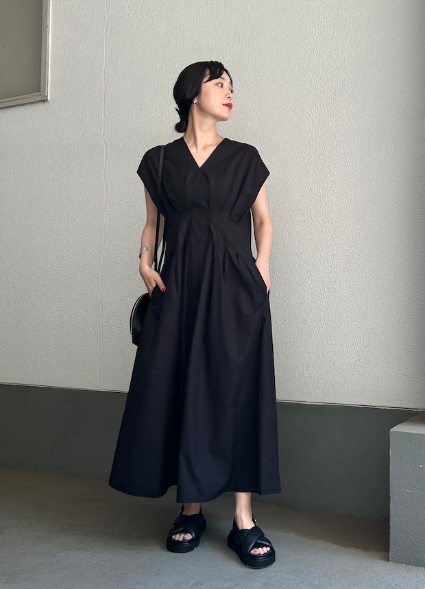 価格も◎。ウエストシェイプのワンピースで美しいブラックコーデに【365日スナップ】坂口慧美さん