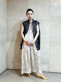 真っ黒ミリタリーベストで女性らしい柄ドレスをクールにハズす！【365日スナップ】鈴木麻莉子さん