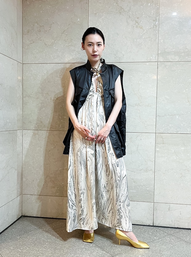 真っ黒ミリタリーベストで女性らしい柄ドレスをクールにハズす！【365日スナップ】鈴木麻莉子さん