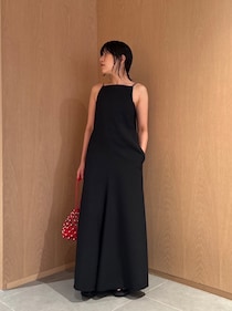 大きくあいた背中が素敵♡ バンドゥ付きブラックワンピは1枚で完璧【365日スナップ】坂上典子さん