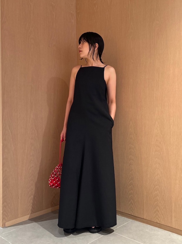 大きくあいた背中が素敵♡ バンドゥ付きブラックワンピは1枚で完璧【365日スナップ】坂上典子さん