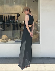 シャカシャカ素材の背中あきワンピにキャップ、で夏の黒を軽やかに【365日スナップ】紫芝綾乃さん