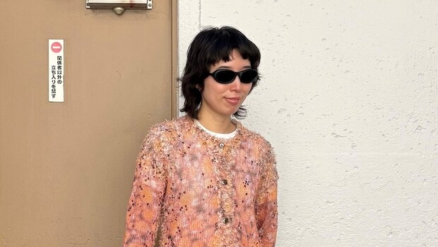 【40代スナップ】春色ニットを締める「ディーゼル」サングラスは軽くて疲れない！｜田中久子さん