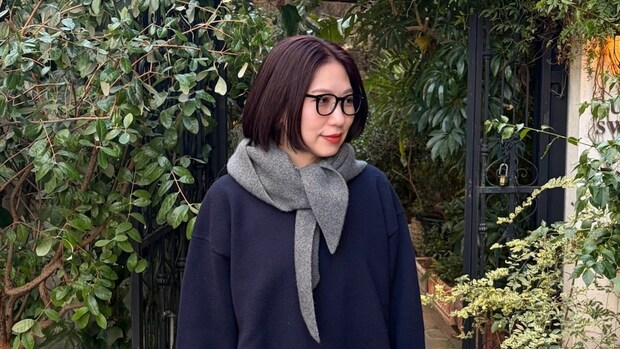 【40代スナップ】眼鏡にもサングラスにもなる「調光レンズ」のアイウェアが超便利！｜楠原愛さん