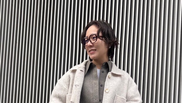 【40代スナップ】ブラウン多め。「クセあり眼鏡」でモードにちょいおじコーデを満喫|出原杏子さん