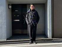 ジャケットにカラフルなラガーシャツを肩かけ。「ミスマッチ」なおしゃれのアイデア【メンズ服に学ぶ】