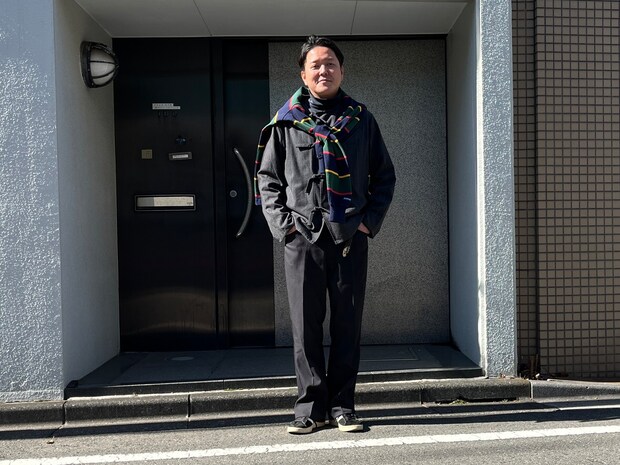 ジャケットにカラフルなラガーシャツを肩かけ。「ミスマッチ」なおしゃれのアイデア【メンズ服に学ぶ】