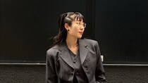 【40代スナップ】ハンサムコーデに遊びを加える「クリアフレーム」のアイウェアがおしゃれ！｜春海茜さん