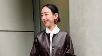 【40代スナップ】ブラウンが旬！春イチ狙いたい白シャツとレザーJKの組み合わせ｜手塚貴美子さん