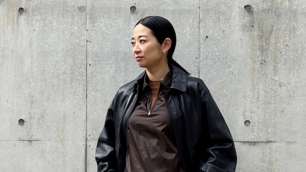 【40代スナップ】大流行のレザージャケットは「ネイビー」を選んで上品&個性的に|網代佳奈さん