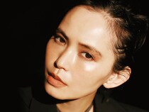 「モノトーンスタイル」には【薄肌】作りと【ウォームオレンジメイク】で大人の色気が爆誕！