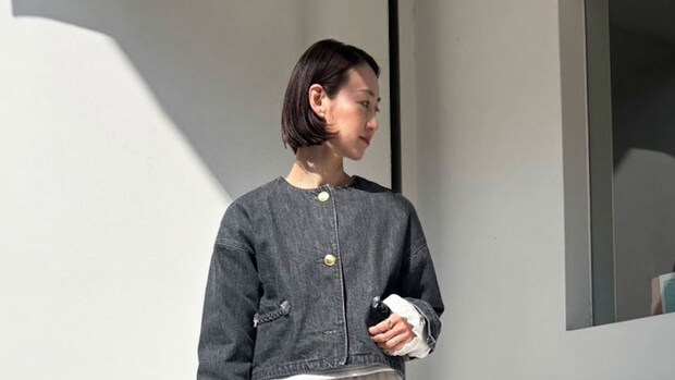 【40代スナップ】金ボタンが素敵「ノーカラーデニムアウター」で春気分が加速！｜大西瑠衣子さん