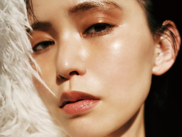 薄肌に仕込む「ハイライト」がカギ。モノトーンコーデに「アースカラーメイク」が春の気分！