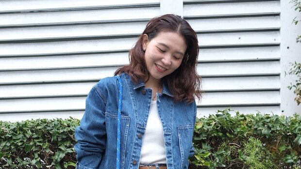 【40代スナップ】春の「デニムオンデニム」コーデに「ブルー」小物でさらに洒落る!|林安奈さん