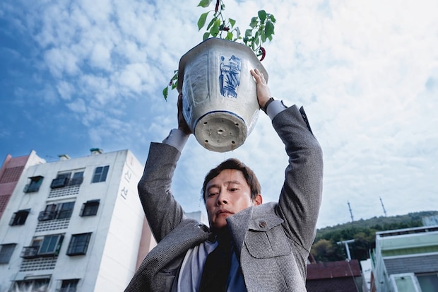 イ・ビョンホン主演ダークコメディ『しあわせな選択』、『湯徳章 私は誰なのか』3月注目映画2選