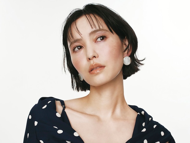 春ドレスを40代がハンサムに着るなら。青みメイクにベージュリップで透明感とヘルシーさ両取り!