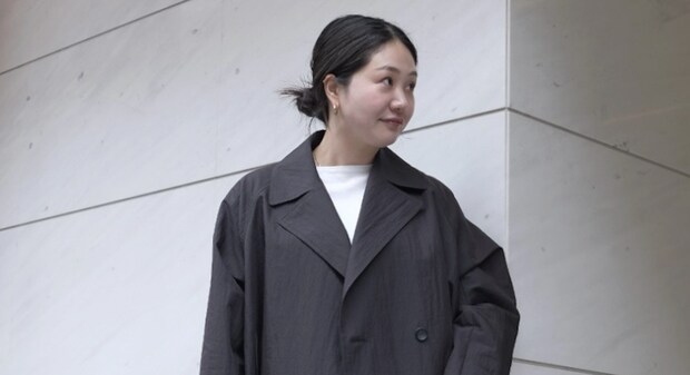 【40代スナップ】季節の変わり目に大活躍「ショートコート」を小物使いで洒落見せ｜岩渕栞名さん