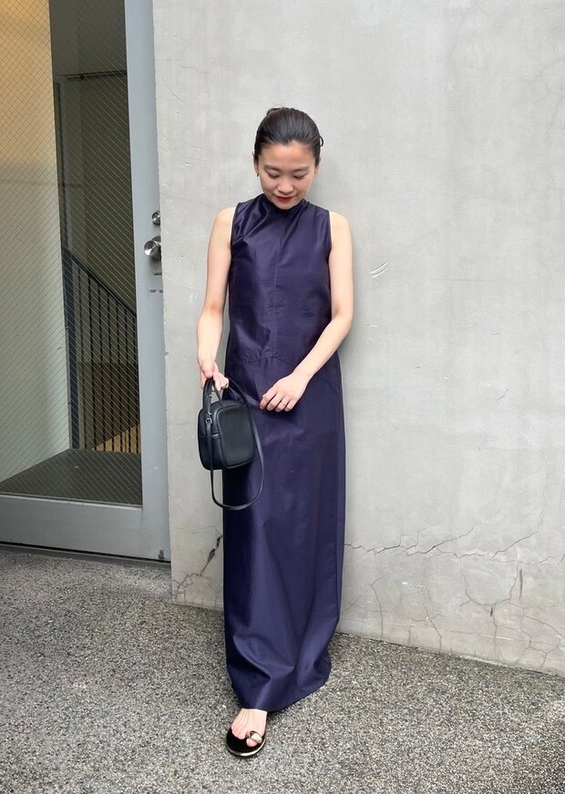 これでコットン100％⁉ 背中ばっくりの光沢ロングワンピース発見【365日スナップ】金竹麻姫さん