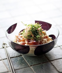 暑い日はコレが最高に美味しい！『鶏と香味野菜の梅だれそうめん』レシピ