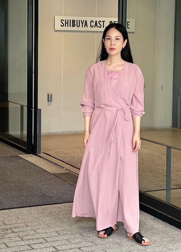 肌色をキレイに見せるモーヴピンクのカシュクールワンピが素敵！【365日スナップ】浜川さつきさん