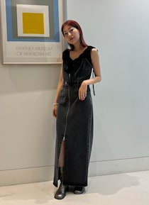 デニムワンピはフリルトップスとシルバージュエリーで脱カジュアル【365日スナップ】長塚理紗さん