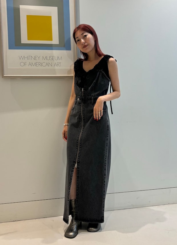 デニムワンピはフリルトップスとシルバージュエリーで脱カジュアル【365日スナップ】長塚理紗さん