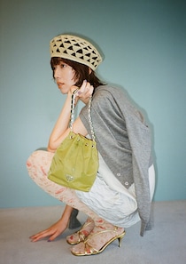 大粒のビジューバッグが、小花柄のタイツが可愛い！【プラダ】で見つけた大人のガーリーアイテムに恋