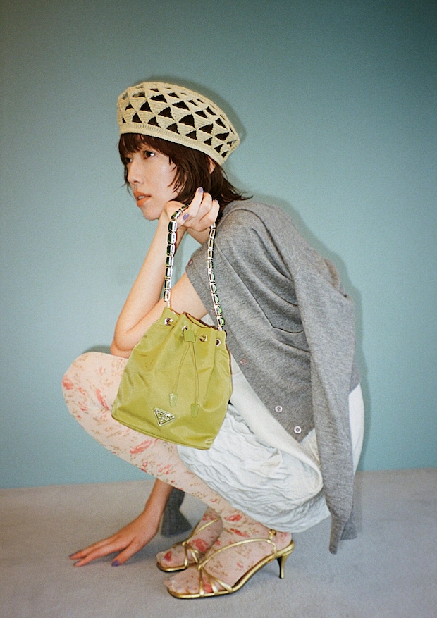 大粒のビジューバッグが、小花柄のタイツが可愛い!【プラダ】で見つけた大人のガーリーアイテムに恋