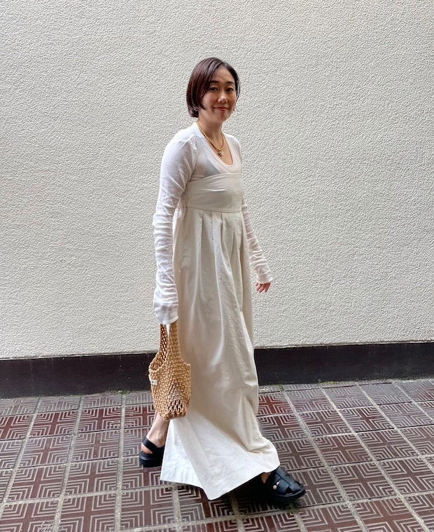 ホワイトデニムのベアワンピを長袖に重ねたバランスが今年っぽい【365日スナップ】横山友子さん