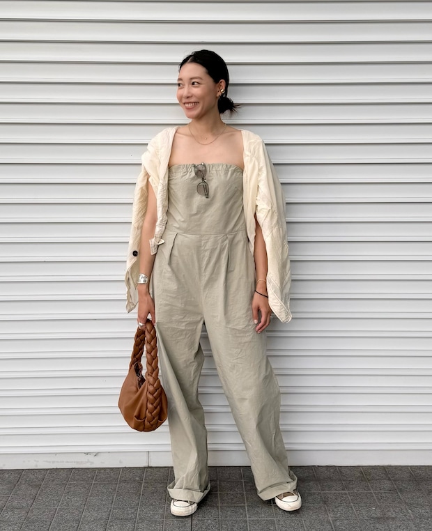 クリアなジュエリーやサングラスで酷暑でも涼しげベージュコーデに【365日スナップ】水口絢詠さん