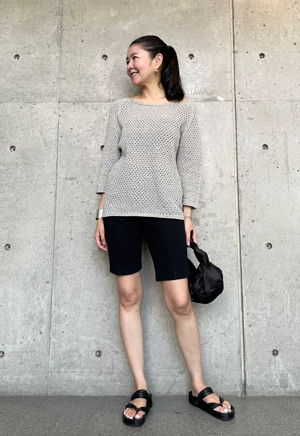 メッシュにサテン、レザー。夏の黒小物は素材感で選びましょ【365日スナップ】足立優子さん