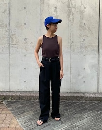 シックな大人服に鮮やかブルーのキャップ、で清涼感とメリハリが！【365日スナップ】山岸真帆さん