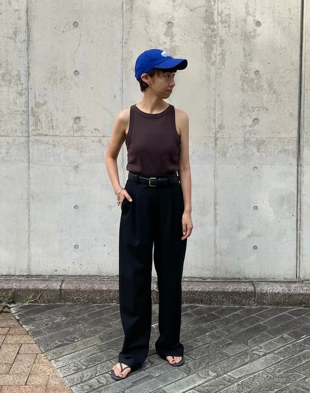 シックな大人服に鮮やかブルーのキャップ、で清涼感とメリハリが！【365日スナップ】山岸真帆さん