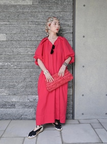 歩く太陽のよう！ラタンのジュエリーとスカーフでリゾート感満載【365日スナップ】砂辺綾子さん