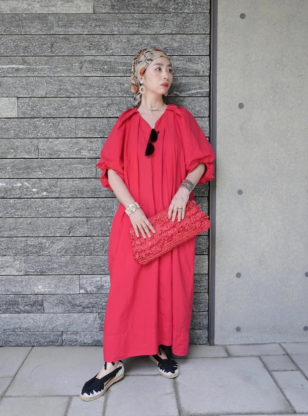 歩く太陽のよう！ラタンのジュエリーとスカーフでリゾート感満載【365日スナップ】砂辺綾子さん