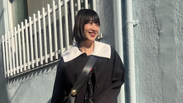 【40代スナップ】「ビックカラー」主役の甘めコーデはオールブラックで引き締め！｜鈴木采加さん